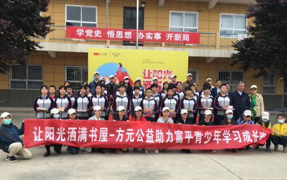 巨微文化参加富平县老庙初级中学“让阳光洒满书屋”大型图书捐赠活动